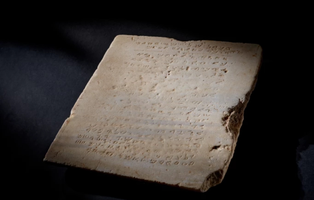 Люди ходили по этой реликвии, а сейчас ее продают за миллионы: как выглядит уникальная плита с 10 заповедями Божьими